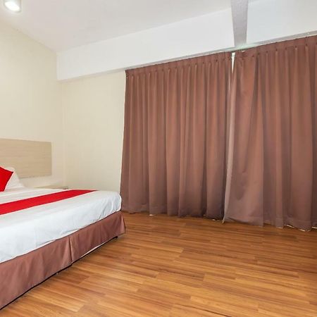 Hotel Oyo 1158 906 Airport Malacca Esterno foto