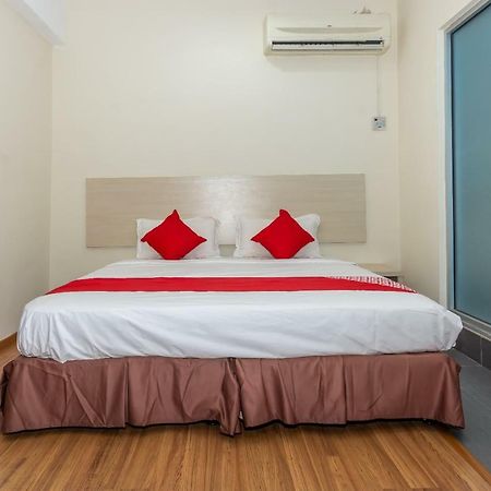 Hotel Oyo 1158 906 Airport Malacca Esterno foto